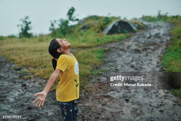 girl enjoying rain - enjoy monsoon photos et images de collection