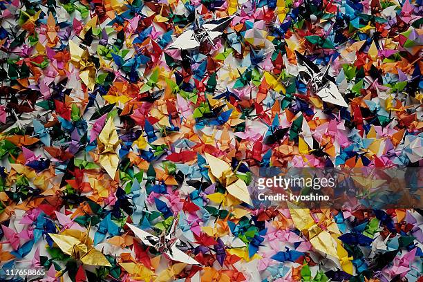 viele bunte origami kranich textur hintergrund - crane bird stock-fotos und bilder