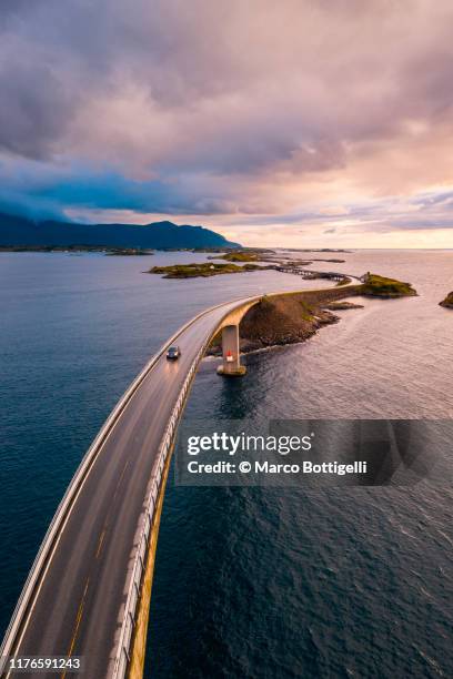 atlantic ocean road at sunset, norway - westelijke fjorden noorwegen stockfoto's en -beelden