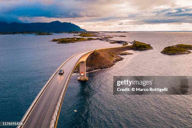 atlantic ocean road at sunset, norway - landscape road photos et images de collection