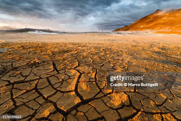 textured cracked mud landscape, iceland - klimaatverandering stockfoto's en -beelden