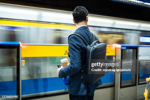 地下鉄で電車を待っている - リュックサック ストックフォトと画像