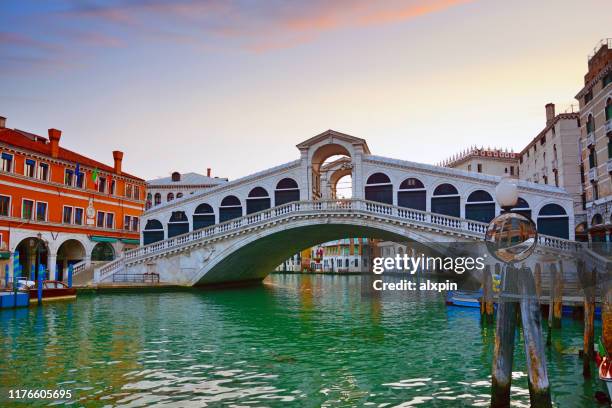 日の出のリアルト橋,ヴェネツィア - リアルト橋 ストックフォトと画像