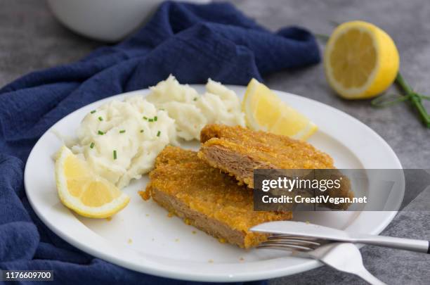 vegan schnitzel - schnitzel stock-fotos und bilder