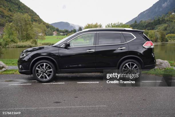 nissan x-trail op de weg - suv stockfoto's en -beelden
