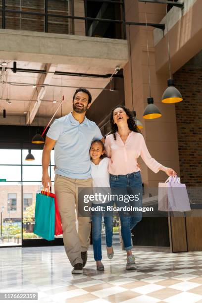 familie winkelen in winkelcentrum - family mall stockfoto's en -beelden