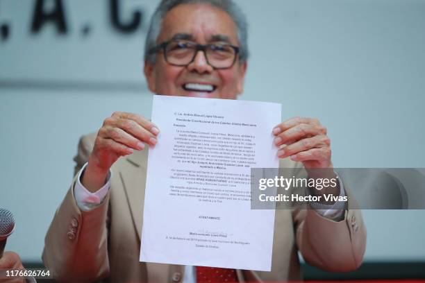 Jose Luis Gonzalez Meza, legal advisor of the Guzman family shows a letter from the mother of Joaquin Guzmn during a press conference to express the...