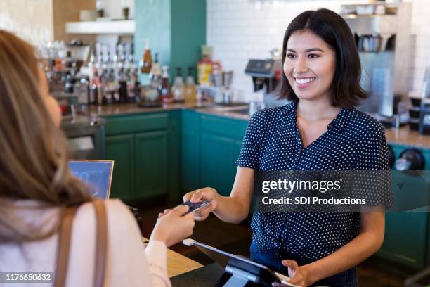 mujer irreconocible manos sonrientes barista tarjeta de crédito - checkers restaurant fotografías e imágenes de stock