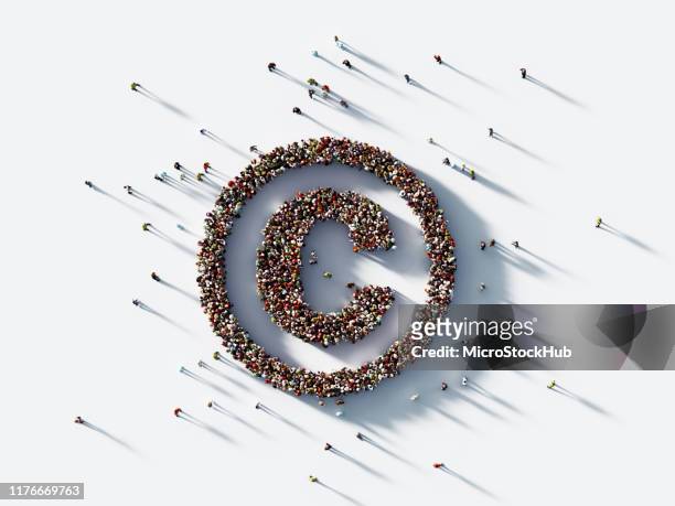 multitud humana que forma símbolo de derechos de autor sobre fondo blanco : patente y concepto de derechos de autor - patente fotografías e imágenes de stock