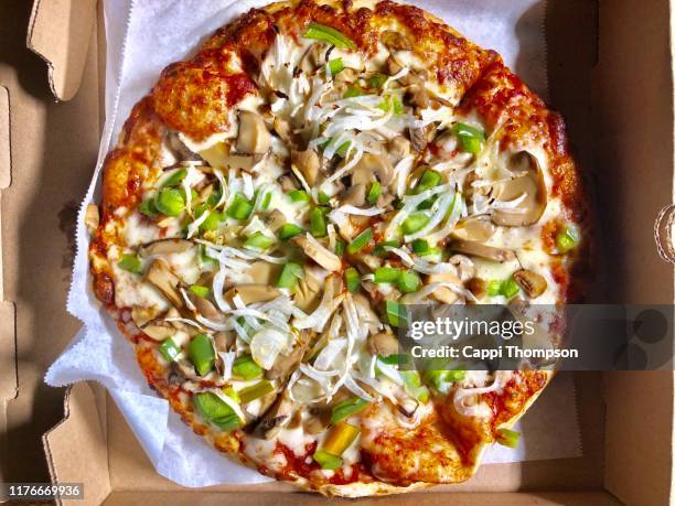 green pepper, onion, and mushroom pizza - grüne paprika stock-fotos und bilder