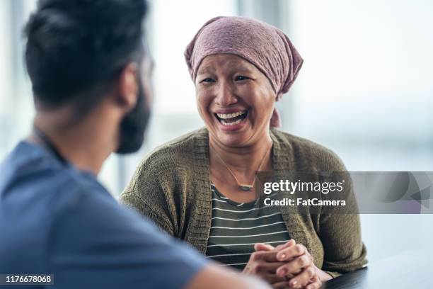 aziatische vrouw met kanker raadpleegt mannelijke arts - headscarf home stockfoto's en -beelden