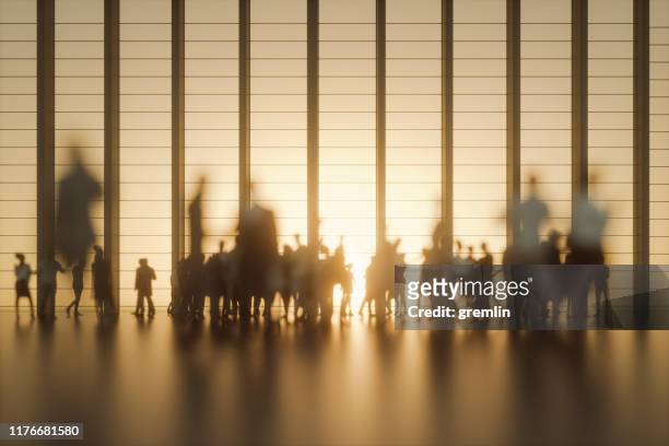 gruppo di persone contro la moderna facciata in vetro - persona in secondo piano foto e immagini stock