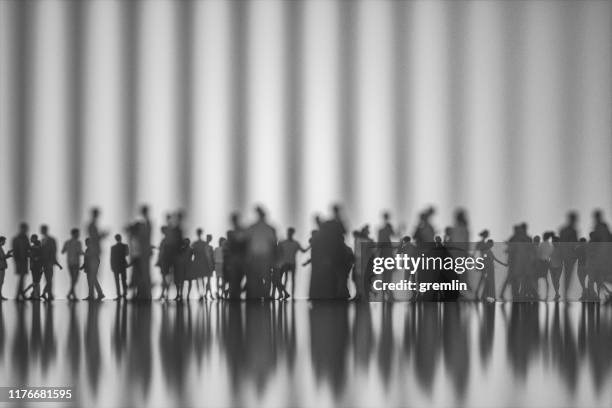 grupo de personas contra la fachada moderna de cristal - big office fotografías e imágenes de stock