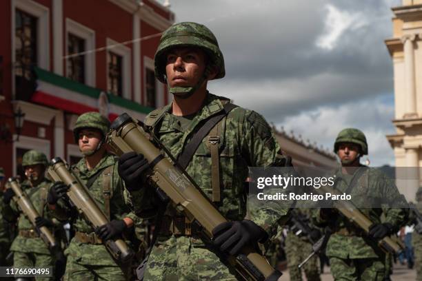 soldados mexicanos desfilan en el día de la independencia con bazucas - guerrero méxico del sur fotografías e imágenes de stock