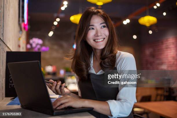 joven propietario de café asiático que tiene algunas ideas para su plan de negocios - franchising fotografías e imágenes de stock