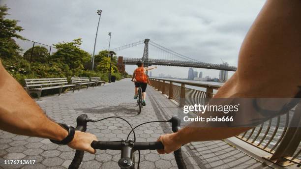 pov自転車に乗る:ニューヨークのロードバイクを持つ女性 - アクション映画 ストックフォトと画像