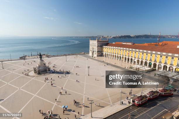 tagus river and people and statue at praca do comercio in lisbon - praça do comércio fotografías e imágenes de stock