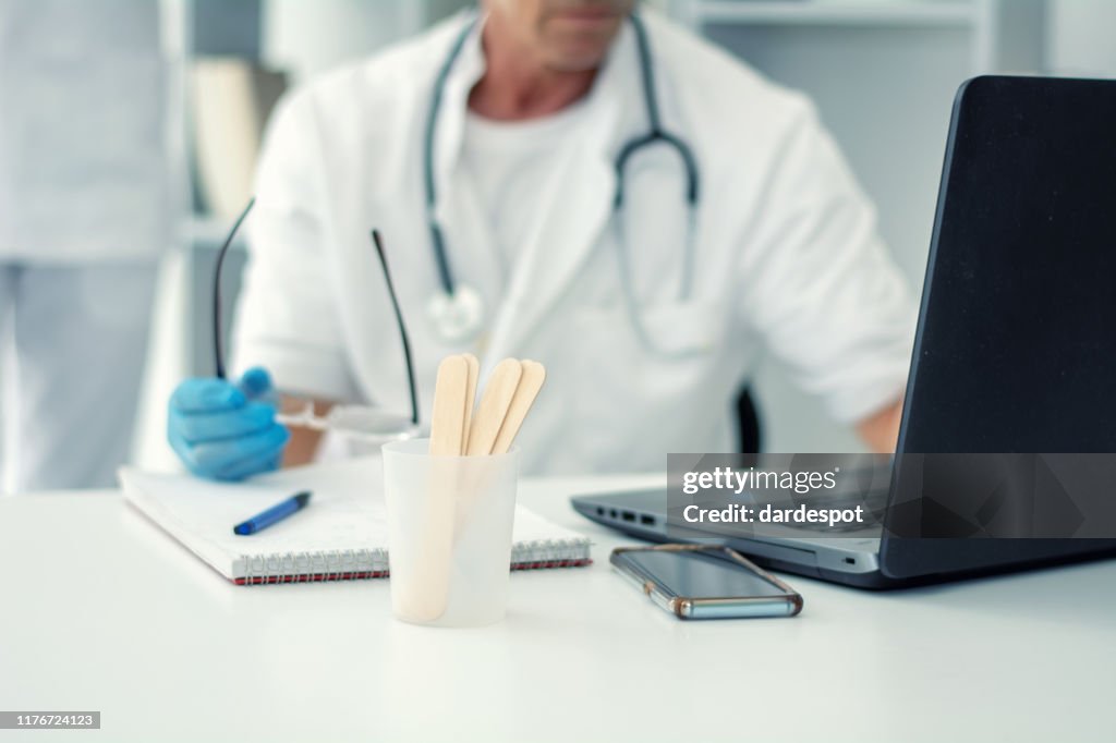 Een arts in de kliniek