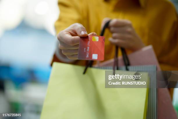 woman paying with credit card - charging ストックフォトと画像