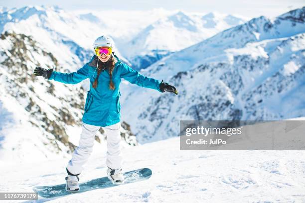 skiën en snowboarden in oostenrijk - female skier stockfoto's en -beelden