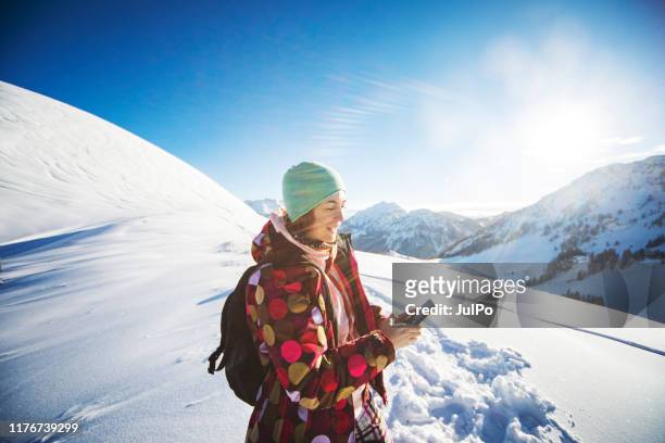 skifahren und snowboarden in österreich - man phone mountain stock-fotos und bilder