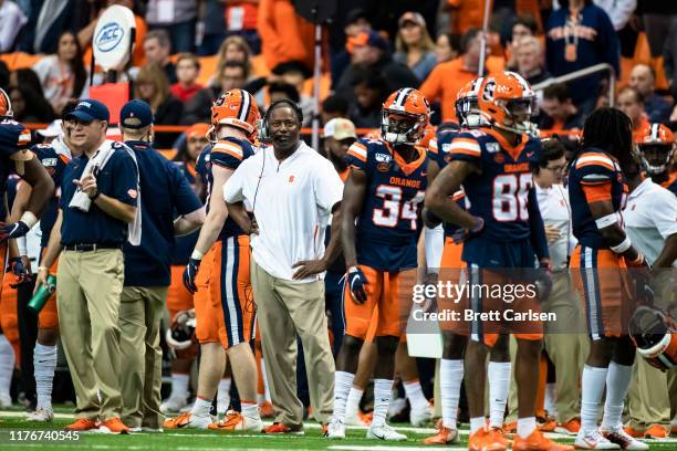 Head coach Dino Babers of the Syracuse Orange stands with his players during an officials review in the fourth quarter against the Pittsburgh...