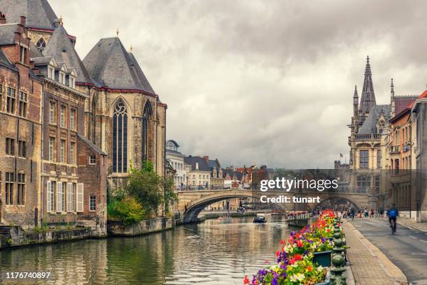 sint-michiels brug en-kerk, gent, belgië - gent stockfoto's en -beelden