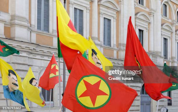 pkk und abdullah öcalan flaggen in rom, italien - kurdish flag stock-fotos und bilder