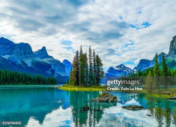 spirit island med mount paul och monkhead mountain, maligne lake, jasper nationalpark, kanada - jasper national park bildbanksfoton och bilder