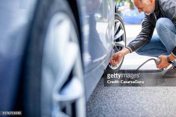 controle de pressão do pneu de carro - inflating - fotografias e filmes do acervo