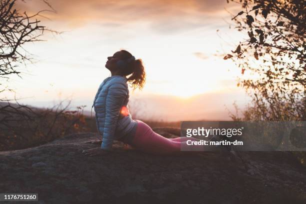yoga onder de natuur - flare stockfoto's en -beelden