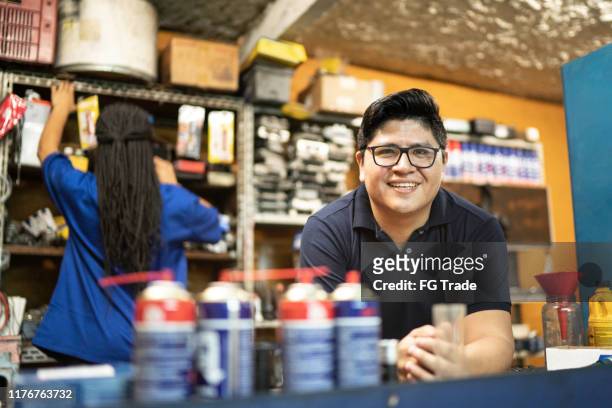 porträt eines mechanikers, der in einer autowerkstatt arbeitet - small car stock-fotos und bilder