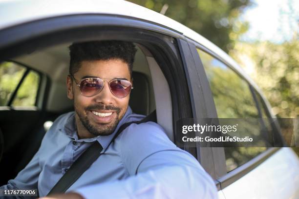 hombre africano conduciendo un coche - aviator glasses fotografías e imágenes de stock