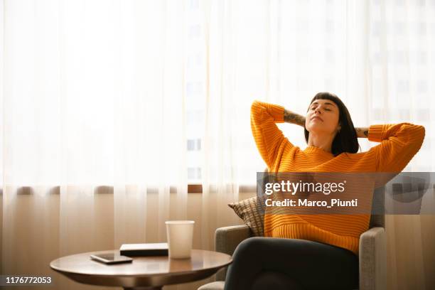 ung kvinna tar en paus och avkopplande - inhaling bildbanksfoton och bilder