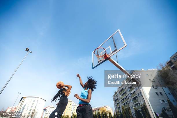 eins zu einem basketball - basketball verteidiger stock-fotos und bilder