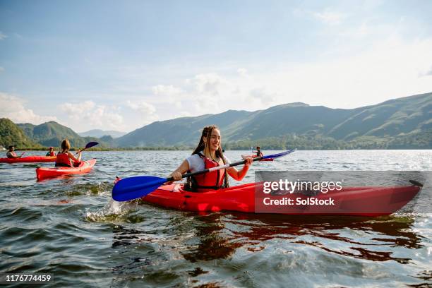jóvenes disfrutando del kayak - kayak fotografías e imágenes de stock