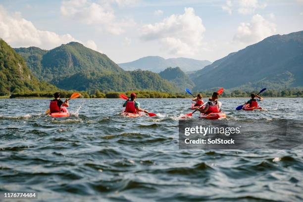 freunde lernen kajak - lake district stock-fotos und bilder