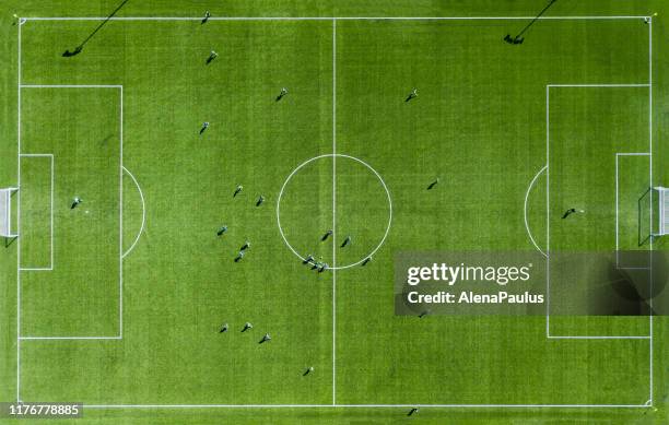 grüner fußballplatz luftbild - top view stock-fotos und bilder