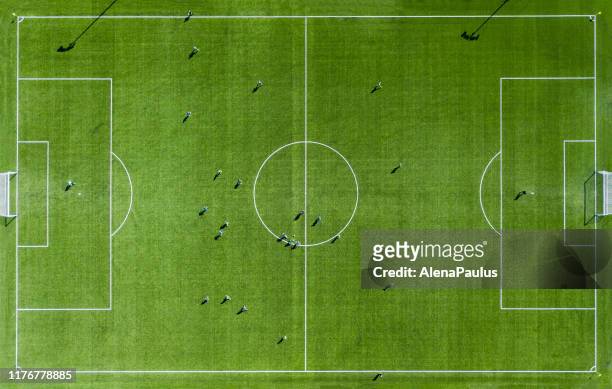campo da calcio verde vista aerea - pallone da calcio foto e immagini stock