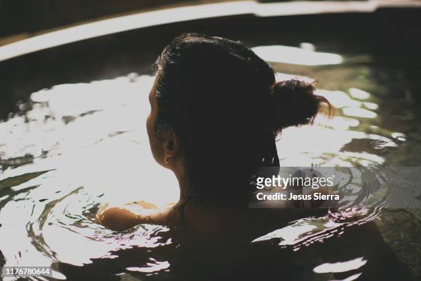 bathing woman in onsen - japanese women bath stock pictures, royalty-free photos & images