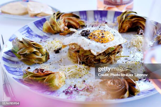artichokes with fried egg - alcachofra imagens e fotografias de stock
