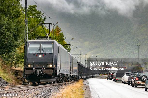 töm kaunis järnmalm tåget avgår lossnings anläggningen i hamnen i narvik. - narvik bildbanksfoton och bilder