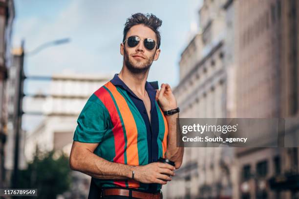 handsome gentleman downtown - modelo verão imagens e fotografias de stock