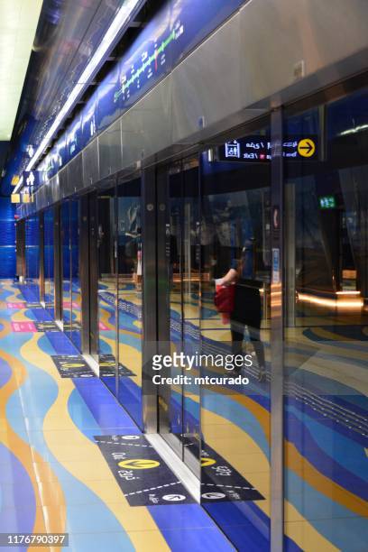 dubai metro, al fahidi station - bahnsteigtüren, dubai, vereinigte arabische emirate - metro screen door stock-fotos und bilder