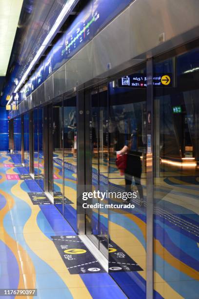 dubai metro, al fahidi station - platform screen doors, dubai, united arab emirates - metro screen door stock pictures, royalty-free photos & images