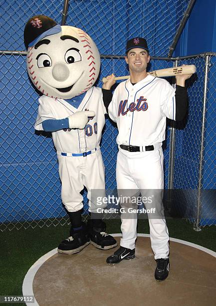 Mr Met and David Wright wax figure during David Wright Wax Figure Unveiling at Madame Tussauds New York - April 4, 2007 at Madame Tussauds New York...