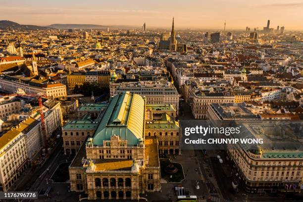 uitzicht op wenen in de sunrise, oostenrijk - james last awarded badge of honour by city of vienna stockfoto's en -beelden