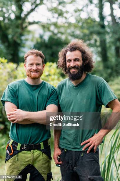 ritratto di due uomini che lavorano per motivi immobiliari - landscape gardener foto e immagini stock