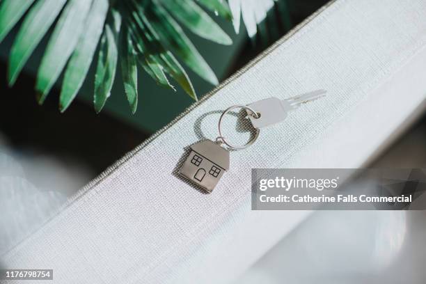 house keys - llave de la casa fotografías e imágenes de stock