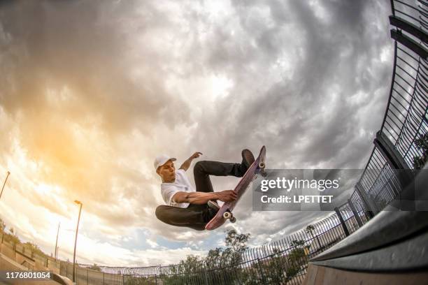 skate - semitubo fotografías e imágenes de stock